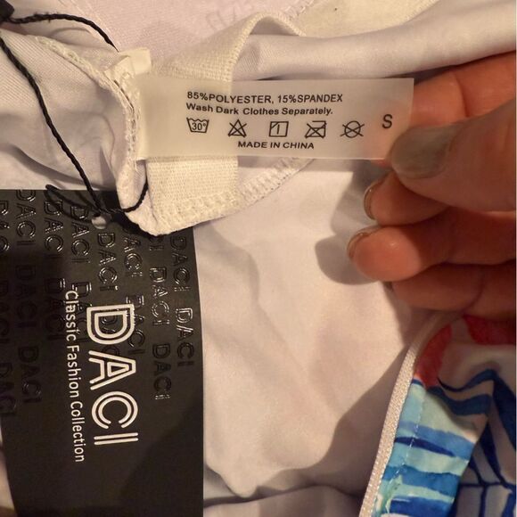 Daci Women Pink Floral Rash Guard Long Sleeve One Piece NWT - Picture 5 of 5